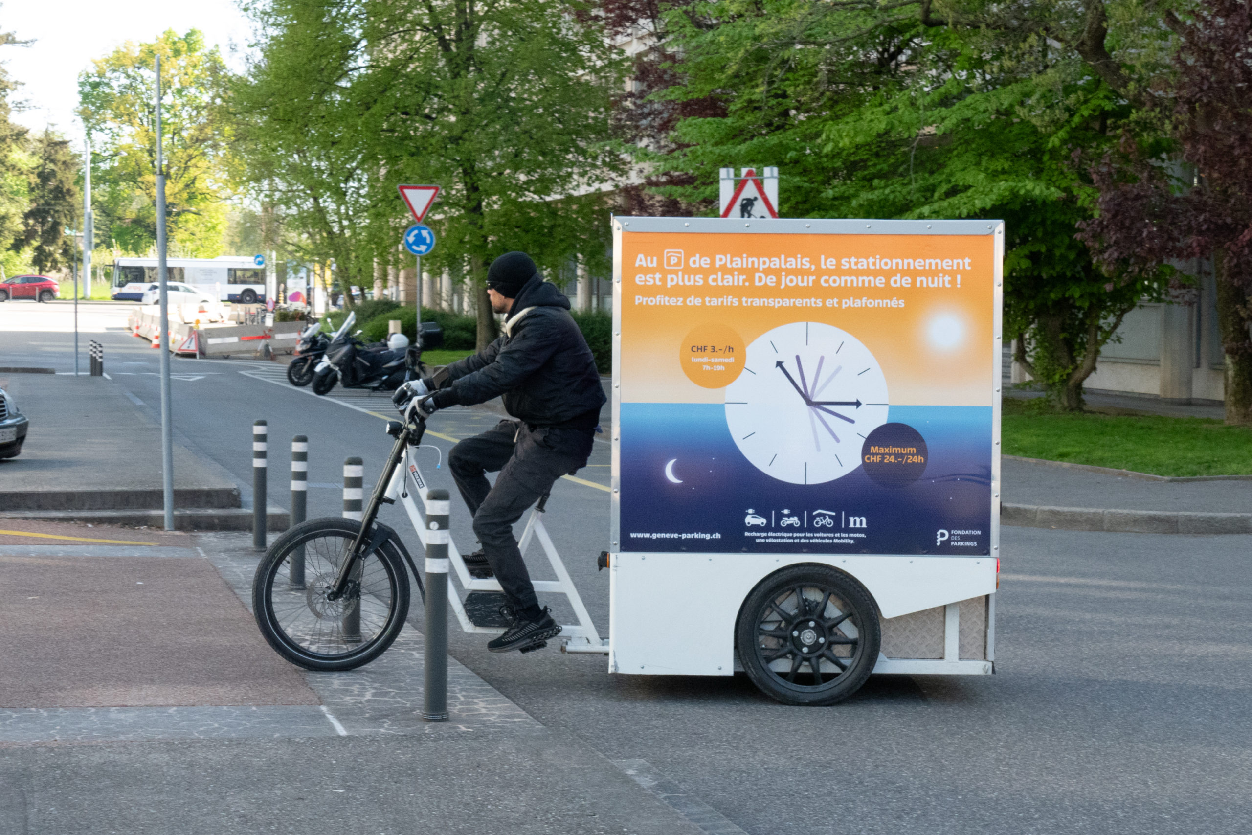 Livreur sur un vélo entrain d'effectuer une livraison écologique